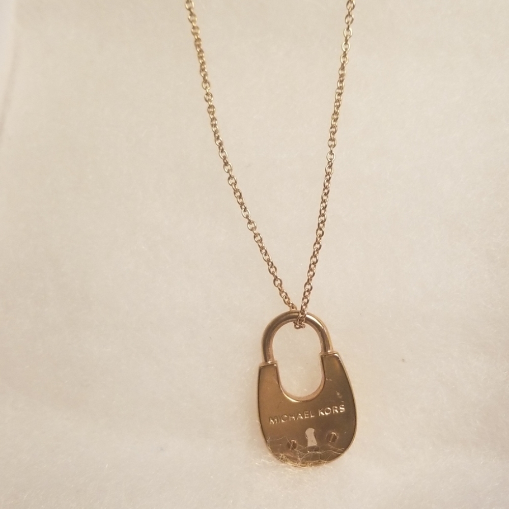 Beautiful MICHAEL KORS chain w lock pendant